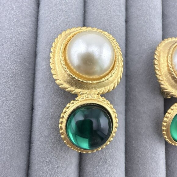 KJL Kenneth Jay Lane Earrings Green Imitation Pearl Cabochon Clip On Gold Tone - Picture 3 of 11